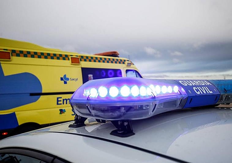 El vuelco de un camión deja un herido y corta un carril de la VA-30